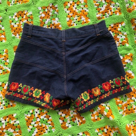 SOLD GROOVY🍄 70s Vintage Floral Shorts - Picture 2 of 2